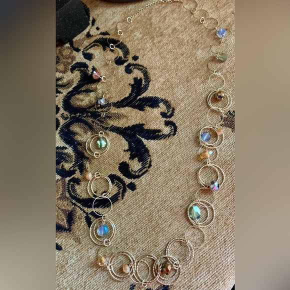 LN PRETTY & FEMININE NECKLACE. 17” LONG WHEN FASTENED. SHADES OF TAN/GOLD. - Picture 2 of 9